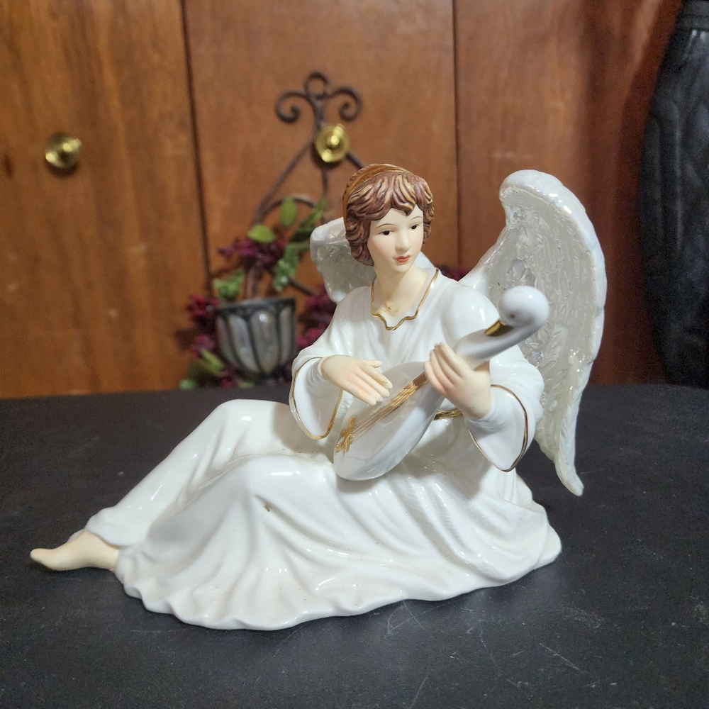 O'WELL EUC PORCELAIN ANGEL STATUETTE W/MANDOLIN GRANDUER NOEL WHITE GOLD TRIM